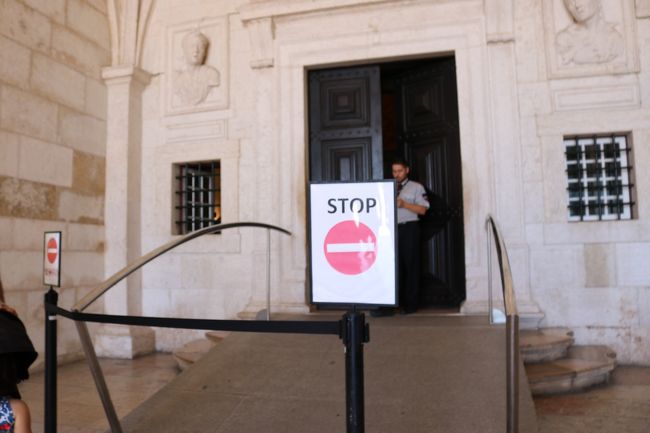 さてとポルトガルの栄華に触れさせてもらおうかね♪<br /><br />ん？<br />すとっぷ？<br />なんぞや？<br /><br />てつやん「これなーに？」<br />入口付近のおじさん「今は宗教行事をやっているから入れないぞ！！」<br />てつやん「えーー(O.O;)ﾅﾝﾃﾞﾔｰ。いつ終わるんですかね？」<br />入口付近のおじさん「あと１～２時間は掛かるんじゃないか？」<br />てつやん「(-""-;)ﾑﾑﾑ。なら仕方あるまい、若干無駄だが後でまた来よう。今、何時かしら？」<br /><br />現在1400頃<br />ここで悲劇。<br />