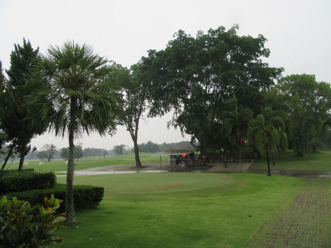 【GREENWOOD Golf Club】<br />GF700＋CA350+TR325＋TIP別支払い<br />タイ発行のJCBカード支払い...現金を余り持込まないで便利利用<br />手数料なし。<br /><br />白,A=3247Y～C=3352Y<br />距離があるせいか、パーオンができなく苦戦<br />パターの打ち方を、変えてみたが、どうもしっくりこない。<br />前半はオールボギーのオール２パットでしのいだ<br /><br />後半の終わり雲が黒くなり、涼しくなってきて、<br />上がり２ホールで雨降りで苦戦/土砂降り。<br /><br />