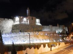 ダビデの砦は大きくて立派ですし夜はライトアップされ綺麗です。中は博物館になっている。翌日も来たのだが営業時間が合わなくて結局中には入れなかった。