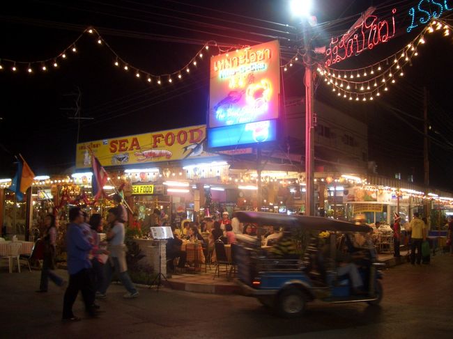 ホテルの近くにあるナイトバザールに行ってきました。