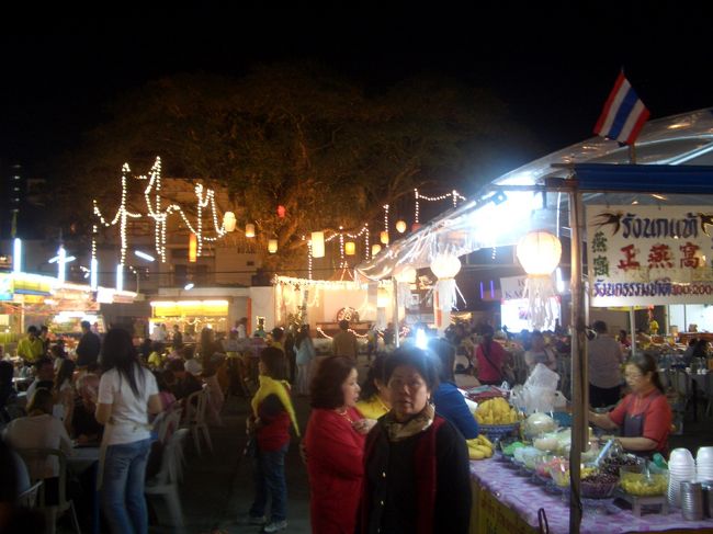 こちらは食べ物の屋台。