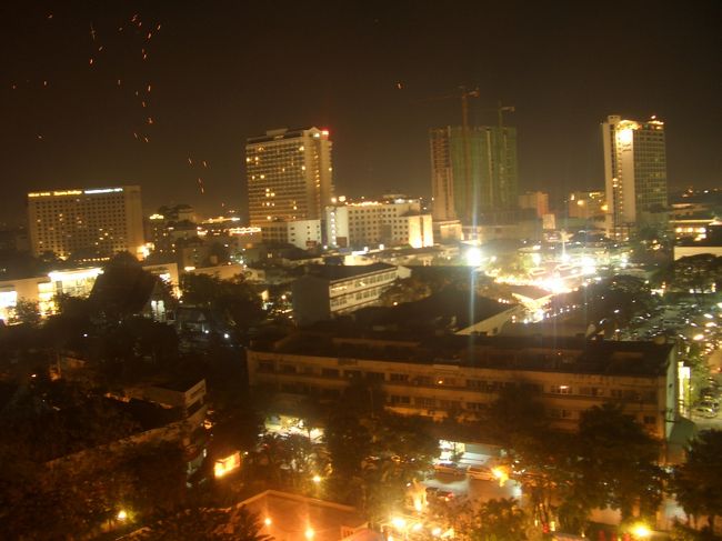 今日は大晦日、このホテルの楽しみは部屋から見る夜景。<br />空をよく見ると・・・