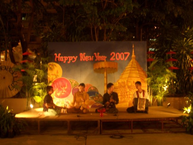 カウントダウンが近づいてきたので、ホテルのニューイヤー・レセプション・ナイト（パーティ10:30～0:15）に出ました。