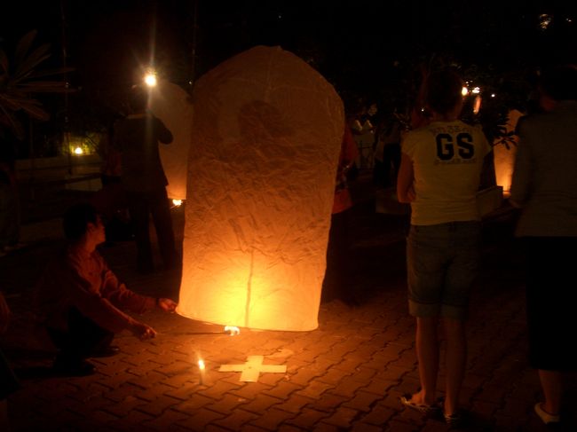 22時50分から伝統のランナーランタン「コムロイ｣の打ち上げ。