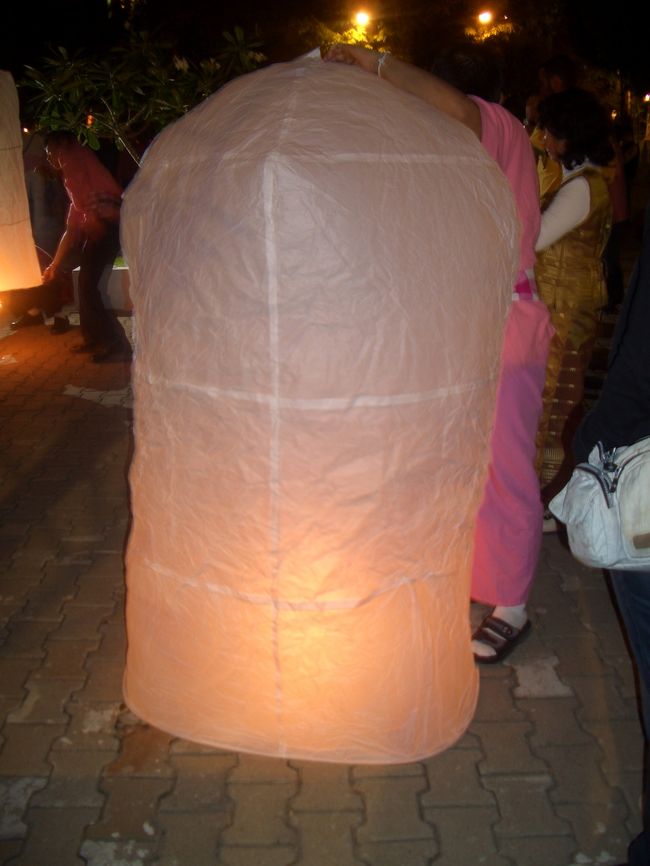 これが、先程ホテルの夜景で空に上がっていた光の正体「コムロイ｣<br />コムロイは幸福をもたらすと信じられているようです。