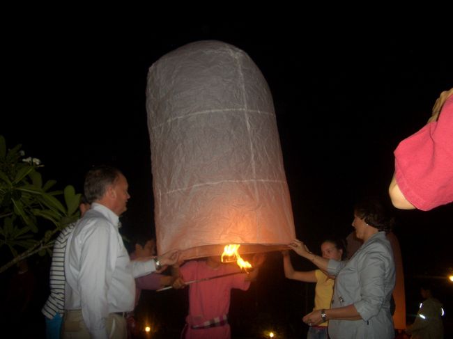 ホテルの説明では「コムロイ｣ですが、「コムローイ｣とも呼ばれています。<br />４､５人で協力しながら「コムロイ｣を上げます、コムロイを上げる事ができるなんて、感激です。