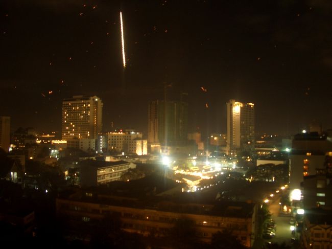 カウントダウンが近づいてきたので、部屋に戻りました。新年と同時にいっせいに花火が上がります。