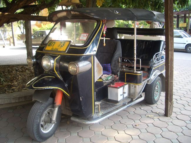 今日はトゥクトゥクを利用して旧市内観光。