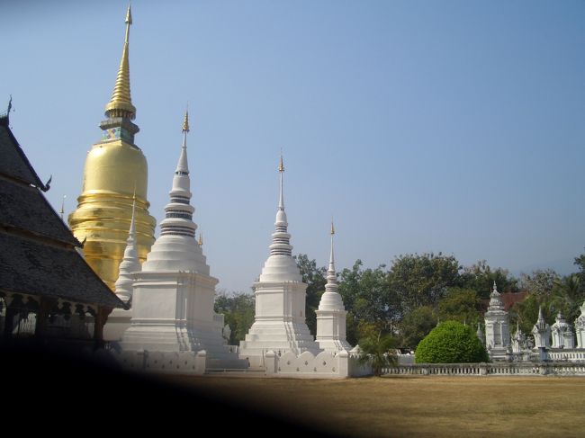 この寺院は旧市街の外にあるので、トゥクトゥクから撮影しました