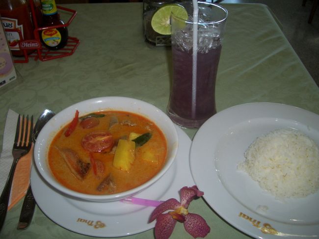 空港で大好きなトム・ヤン・クンの昼食。