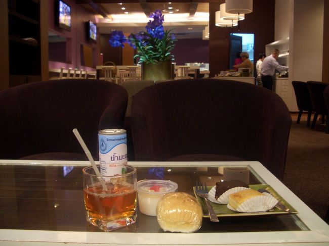 空港のラウンジで一休み。
