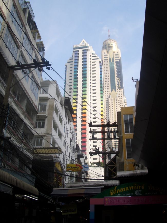 宿泊した虹色のバイヨーク・スィートホテル。<br />奥にみえるのが、前回宿泊したバオヨーク・スカイホテル。<br /><br />