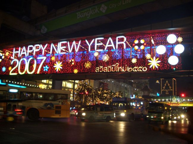 ニューイヤーのネオンを見るとここ数年お正月を国内で迎えたことがなく寂しくなります。