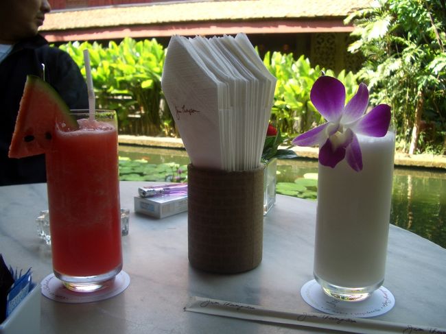 ホテルの近くで買い物をした後、ジム・トンプソンの家で休憩。<br />このオリエンタルな雰囲気がいいですネ！