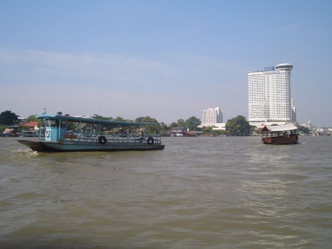 チャオプラオー川を水上バスで移動