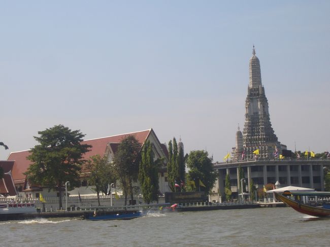 ワット・アルンが見えてきました。<br />でも見学するのは対岸のワット・ポー