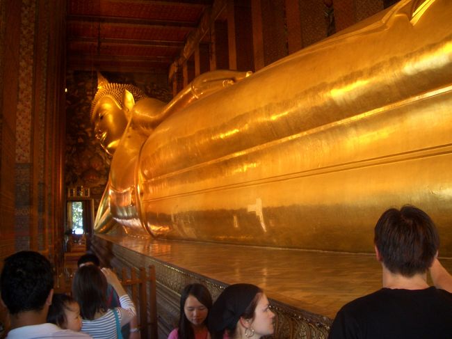 これが、ワットポーの寝釈迦仏像。英語ではリクライニング・ブッタと言うんですって！<br />全長46ｍ目の前にいるので本当に大きい。<br /><br />