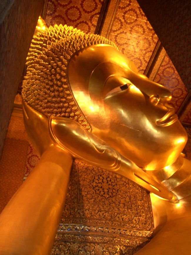 高さも15ｍの大きさ。有名な足の裏は記念写真で自分が写ってしまい掲載しません（大失敗）<br /><br />この後、一番暑い午後から、タイ古式マッサージで2時間癒されました。タイに来たらマッサージは欠かせません！