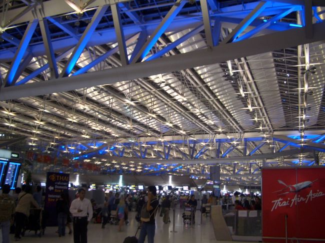バンコク・スワンナプーム国際空港<br /><br />TG622便 22:00分発の関西空港行きに搭乗します。<br />