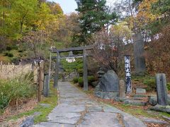ここは、鳴子温泉の奥のほうにひっそりと佇む温泉神社です！
気持ち紅葉してますが、かなり終わりかけで、いやな予感が・・・