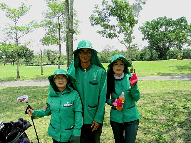 【GREENWOOD Golf Club】<br />GF700＋CA350＋TR320+TIP別<br />真ん中男性キャディが、担当<br />熱心にグリーン読んでくれたが、技量無しで、わずかにずれた<br />左、歩き遅かったが、グリーン読みは、男性より正確でした。