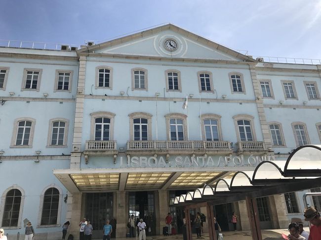 旅行概要にあるように、リスボン到着後、地下鉄でサンタ・アポローニャ駅まで移動。リスボン空港からここまで地下鉄で約40分くらいかかります。しかも１回地下鉄を乗り換えて。<br />本当は空港から地下鉄で３つ目のオリエンテ駅も特急が停まるのでそこから乗る方が効率は良いのですが、初めての土地であること、アポローニャ駅のほうが駅構内も分かりやすそうで、始発なのでゆっくりできる（スーツケースも確実に置ける）ので多少空港からの距離はありますがこちらからにしました。<br /><br />因みにリスボンはヴィヴァ・ヴィアジェンというプリペイドカードを買うと、チャージして地下鉄、路面電車、バス等が割引で乗れてお得なのですが、最初にこのカードの買い方が分からず、リスボンの空港で苦労しました。結局自販機で買えず、有人窓口で購入しました。他の外国人の方々もこれを購入するのに苦労しているのを何人か見かけました。