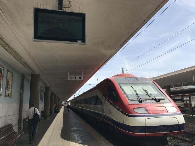 この特急電車に乗ってポルトに向かいます。所要時間約３時間半。リスボンーポルト間は多分距離的には東京ー名古屋間よりちょい長いくらいだと思うんだけど、日本の新幹線のようなスピードが無いので結構時間かかります。