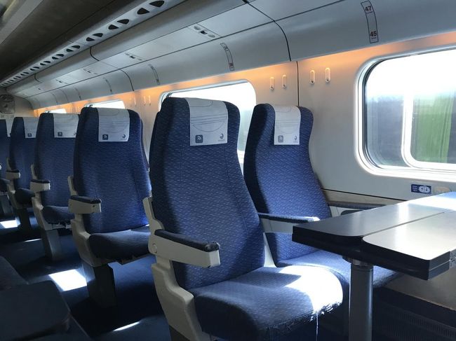 車内はこんな感じでとても綺麗です。因みにこの特急電車のチケットは日本でポルトガル国鉄のHPから直接購入しました。<br />2年前にバスクを周遊した際、サン・セバスチャンからバルセロナまでの特急電車のチケットはレイル・ヨーロッパというサイトから購入したのですが、多少英語が分かれば直接国鉄のHPで買ったほうがかなり安いし座席指定も出来ましたのでそちらでトライしました。<br />参考までに下記にポルトガル国鉄のHPのリンクを貼っておきます。<br />https://www.cp.pt/passageiros/en