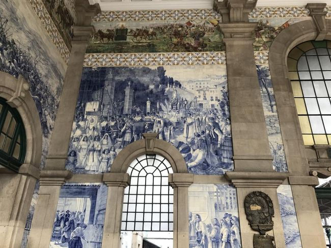 独特な青の色合いと素敵な絵に心を奪われます。