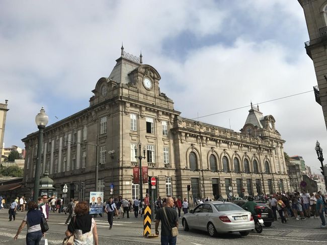 そしてアズレージョという青いタイルを使った壁画で有名な、サン・ベント駅へ。