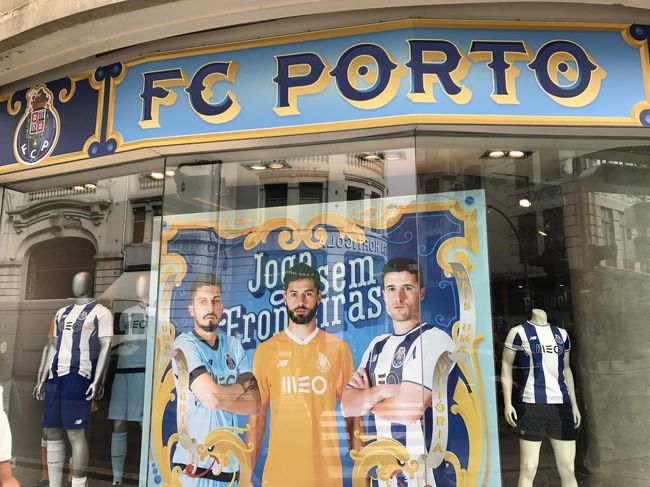 かなり疲れてはいるものの、ポルトは本日も含め２泊しか滞在しないため、夕食がてら街をブラつくことにしました。<br />ホテルを出てほど近い場所に、地元のフットボールクラブFCポルトのショップがありました。<br />