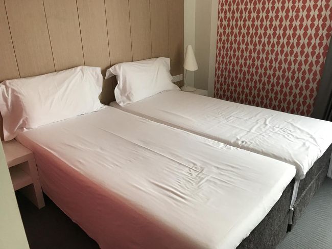 日本の自宅を出て約25時間後、ようやくホテルに到着。いや遠い。。。<br />ホテルの位置情報が出ませんが、地下鉄のTrindade駅から徒歩5分ほどのStay Hotelに泊まりました。ホテル自体は比較的新し目で部屋も清潔。<br />ただしこのホテルのある場所がちょっと寂れていて昼間は問題無いけど夜遅くまで遊んで帰ると帰り道が少し怖いかもしれません。その場合は迷わずタクシー等でホテルまで戻ったほうが無難かもしれません。