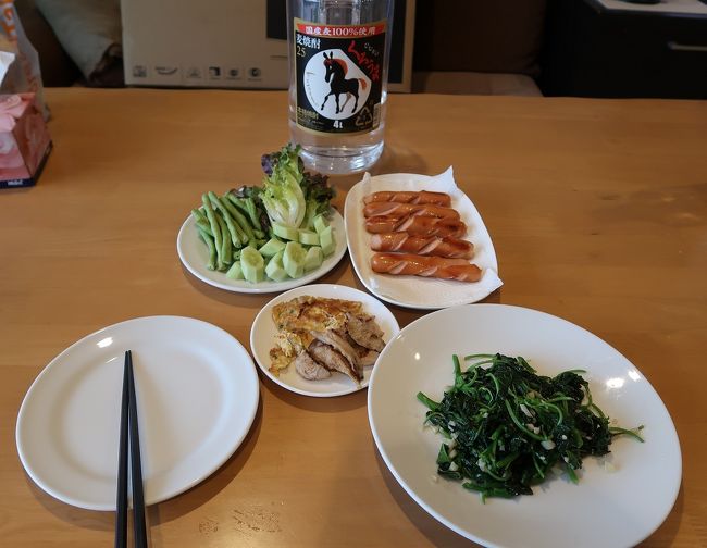 3月24日　夕食　ほうれん草ソティー　焼き豚　ソーセイジ　野菜　くろうま焼酎
