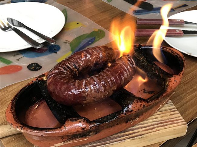 これまたポルト名物らしいチョリソー。絵的には良いんですがこれがかなりしょっぱくて残しました。<br /><br />夕食を済ませて１日目終了。明日はポルトと言えばというところを周ります。
