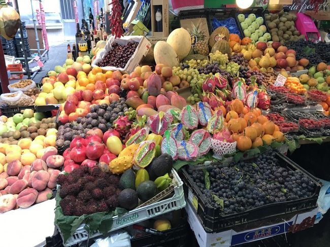 お店の前で朝市があったので少し散策。