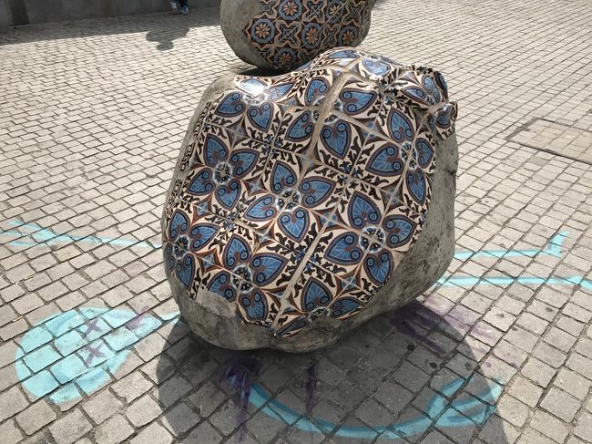 謎な岩が路上に。アートですかね。