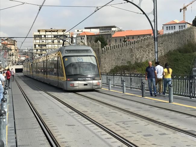 歩道スレスレをメトロが走り抜けて行きます。