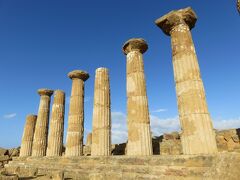 エルコレ神殿。
エルコレとは、ヘラクレスのこと。
紀元前520年に造られたアグリジェント最古の初期ドーリス式神殿。
地震で倒壊したが、後に柱が復元されました。