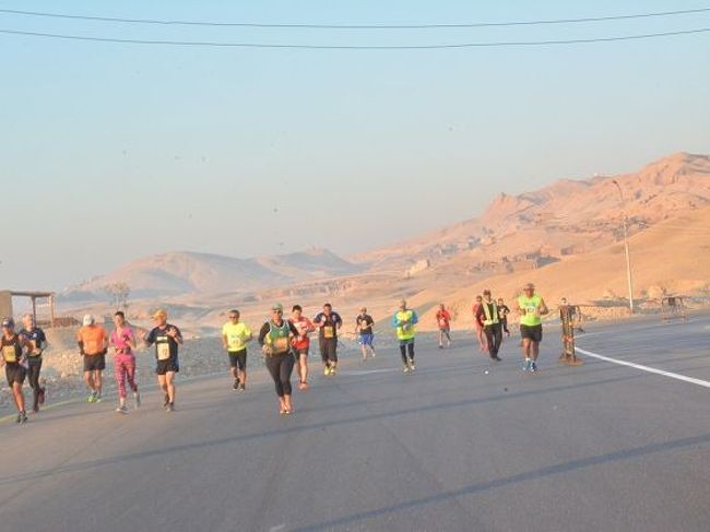 エジプトでマラソンなんて暑い！<br /><br />と思われそうですが、1月のルクソールの平均気温は最高気温25度、最低気温7度。快適な気温！<br /><br />さらにコースはほぼフラットです。