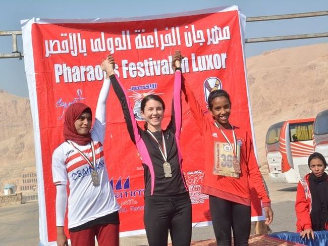 こちらのかわいらしい写真は、女子12kmのラムセスランの入賞者。<br />1位 カナダ人<br />2位＆3位 エジプト人<br /><br />ちなみに、女子ハーフマラソンの1位と3位は日本人の方でした！！<br /><br />次回・第26回は2019年1月11日に開催されます。<br /><br />マラソン目的でもよし、観光のついででもよし。<br />来年はルクソールを走ってみませんか？