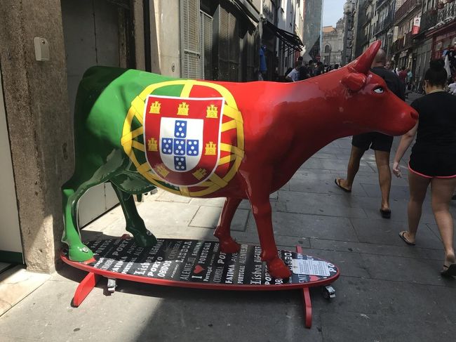 街中に戻って来ました。ポルトガル国旗模様の牛がいました。