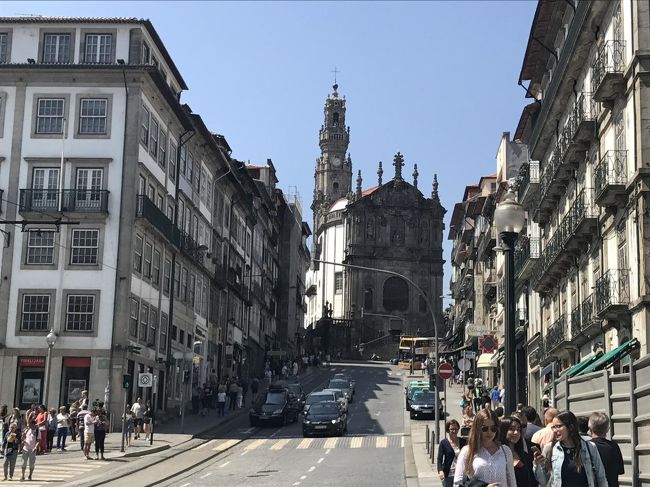 奥にあるのはクレリゴス教会です。