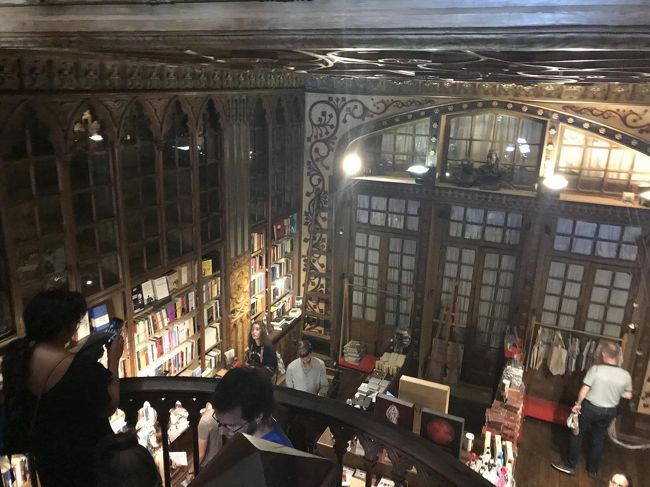 ハリー・ポッターの作者であるJ.K.ローリングがポルト在住中にハリー・ポッターの着想を得たと言われている本屋さんにやってきました。本屋さんだけど入場料を取られます。<br />因みにここがポルトの街で一番の行列が出来ていました。