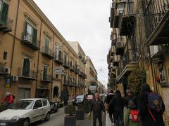 パレルモ観光に出発。マクエダ通りを通って中心地に向かいます。