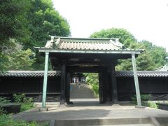 聖橋を渡り神田川の北側へ．ニコライ堂から300mほどで湯島聖堂に到着．
1690年徳川綱吉が建てた孔子廟，後の昌平坂学問所の跡地の史跡である．
明治後閉鎖され関東大震災で多くの建造物を焼失している．
写真は入徳門．敷地内の数少ない江戸時代の遺構．
1704年建造，木造四脚門，切妻造，瓦棒銅板葺．