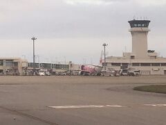無事に新石垣空港に到着しました。

かわいい管制塔がお出迎え。
もう18時も過ぎたというのにまだ明るいのでびっくり。
