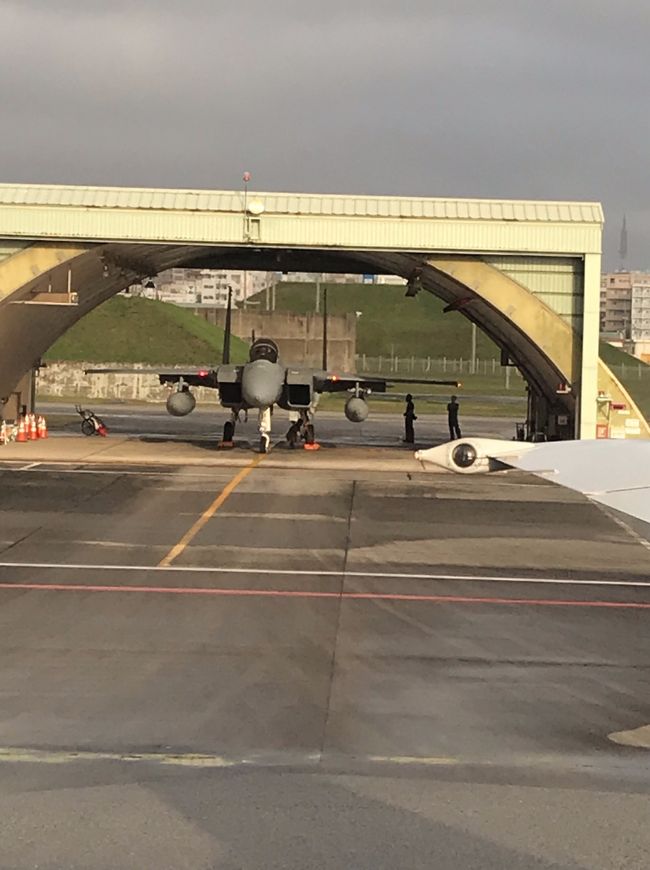 滑走路に向かう途中、沖縄の自衛隊基地が見えました。<br /><br />こんな近くで戦闘機はなかなか見られない光景です。<br />出発待ち、なかなか悪くないかも。