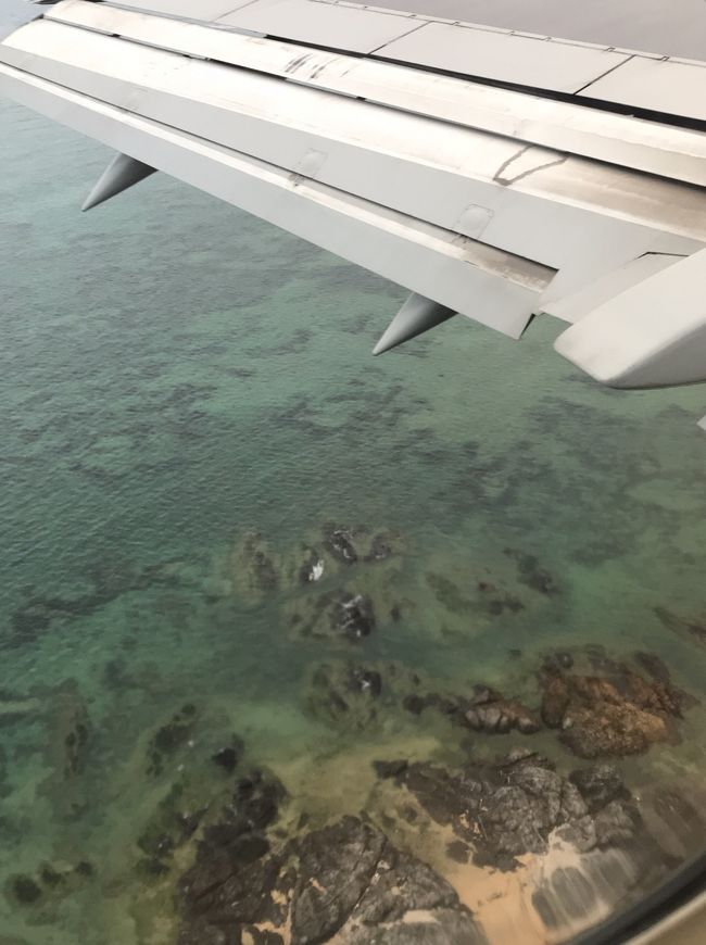 新石垣空港に降りる直前です。<br /><br />島に沿ってリーフが続いています。<br />オーストラリアのグレートバリアリーフに続く長さだそうですよ。