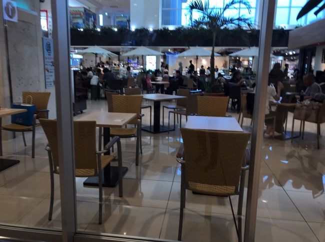 到着ロビーにスタバができたのは話題になりましたよね。<br /><br />スタバの他にもフードコートのようなお店が数軒ありました。