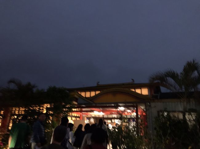 もうすっかり夜です。<br /><br />最初に隣りの土産物屋さんと食堂が一緒になった建物に入り夕食です。<br />さすがに誰もいなくて私たちのグループだけでした。